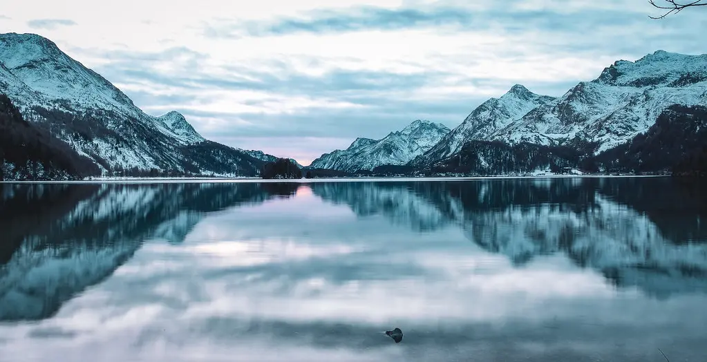 Das Bild zeigt eine Bergkulisse am Silsersee im Engadin.