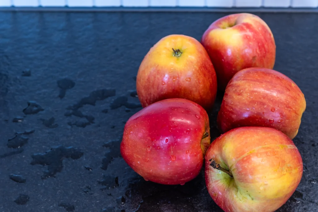 Frische, gewaschene Apfel.