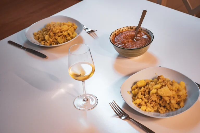 Zwei Portionen Maluns sowie ein Glas Weisswein.