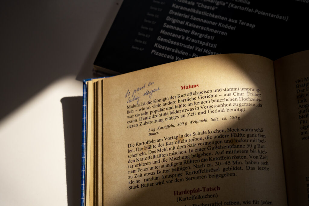 Das Bild zeigt eine Seite eines Bündner Rezeptbuches mit de Rezept Maluns.