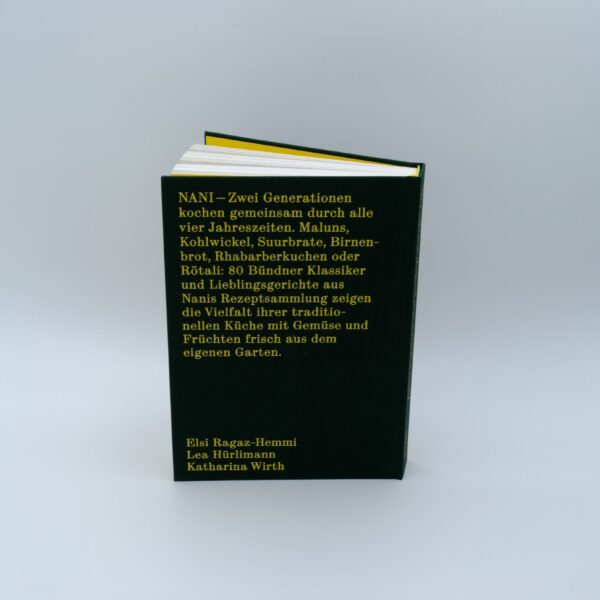 Das Bild zeigt das Nani Kochbuch von hinten.