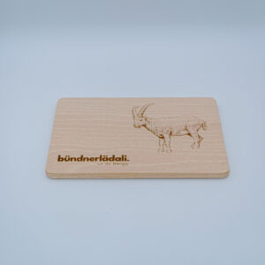 Zu sehen ist ein Schneidbrettli mit einem Steinbock darauf.