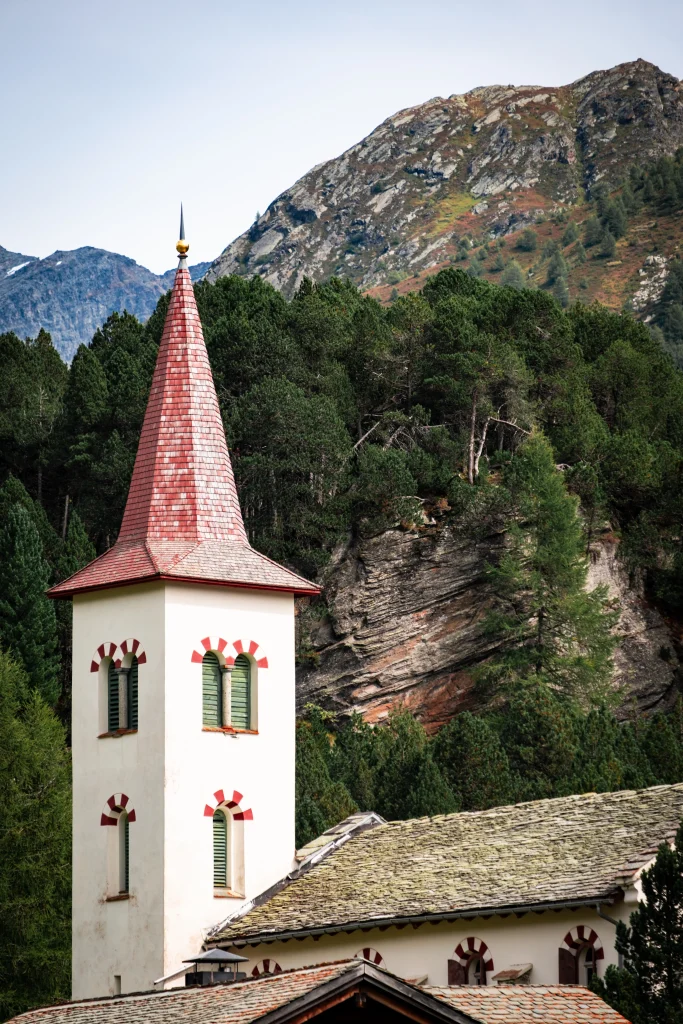 Das Bild zeigt eine Kirchenspitze.