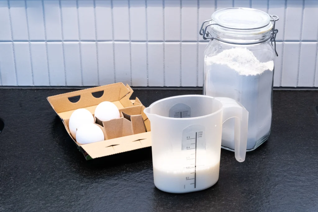 Eier, Milch und Mehl.
