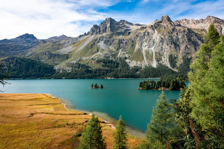 Das Bild zeigt den Silsersee im Engadin.