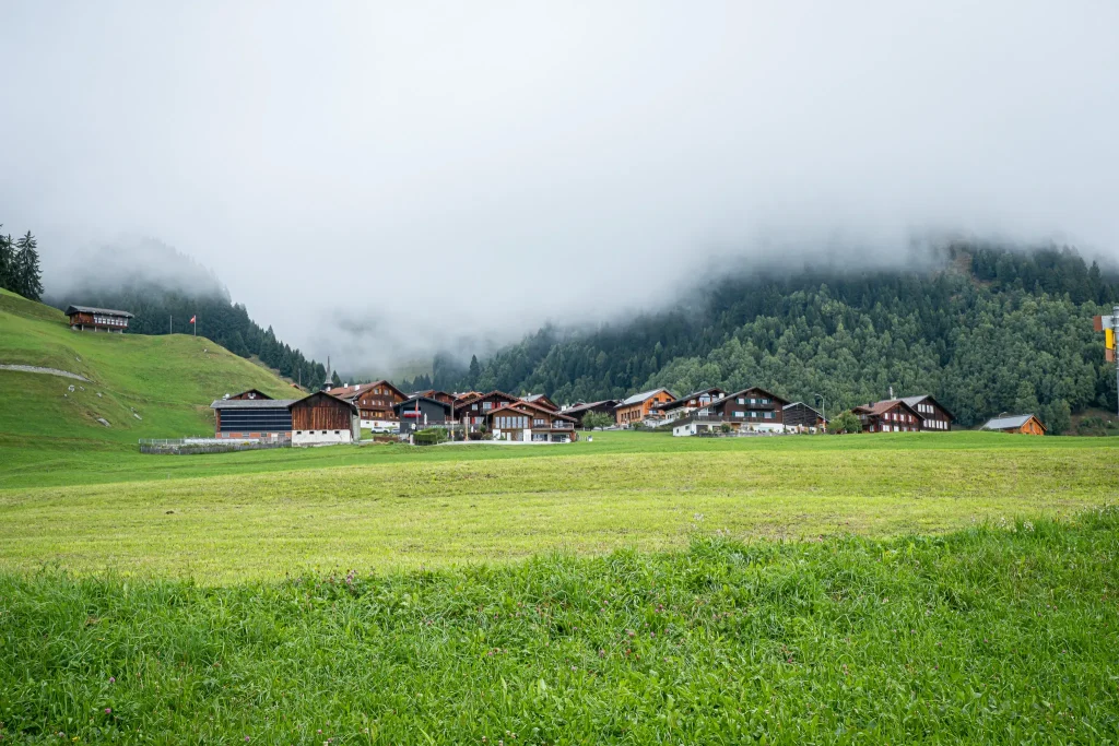 Das Dorf Segnas im Bündner Oberland.