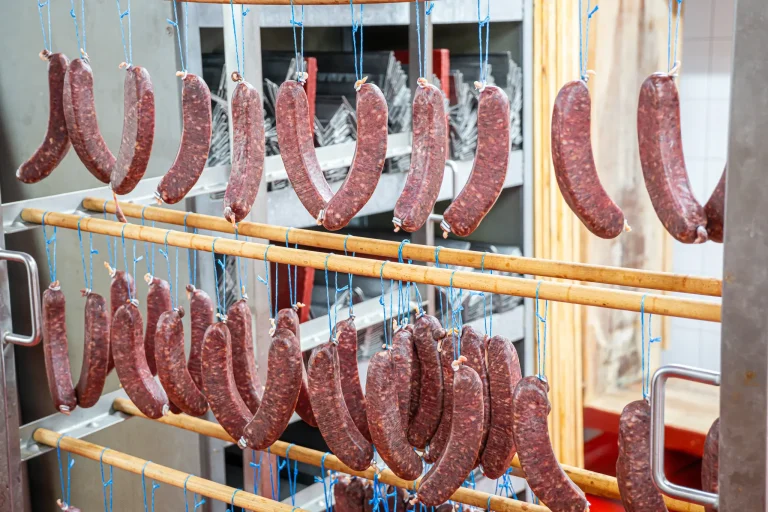 Würste aufegängt am trocknen.