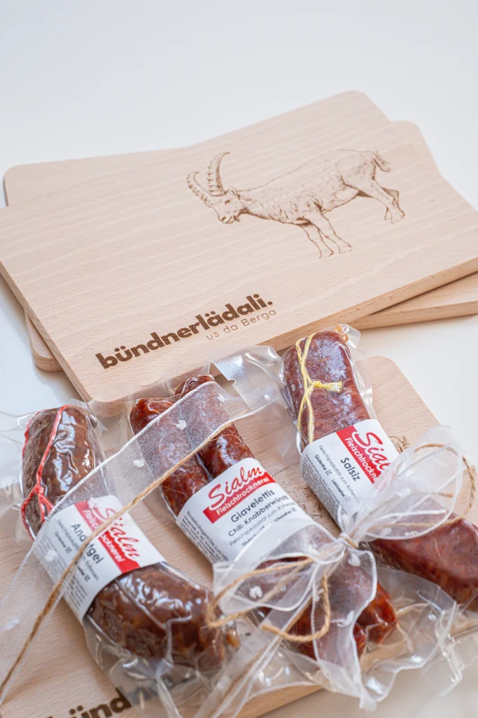 Das Bild zeigt ein Geschenkbrettli des Bünderlädalis mit Trockenwürsten.