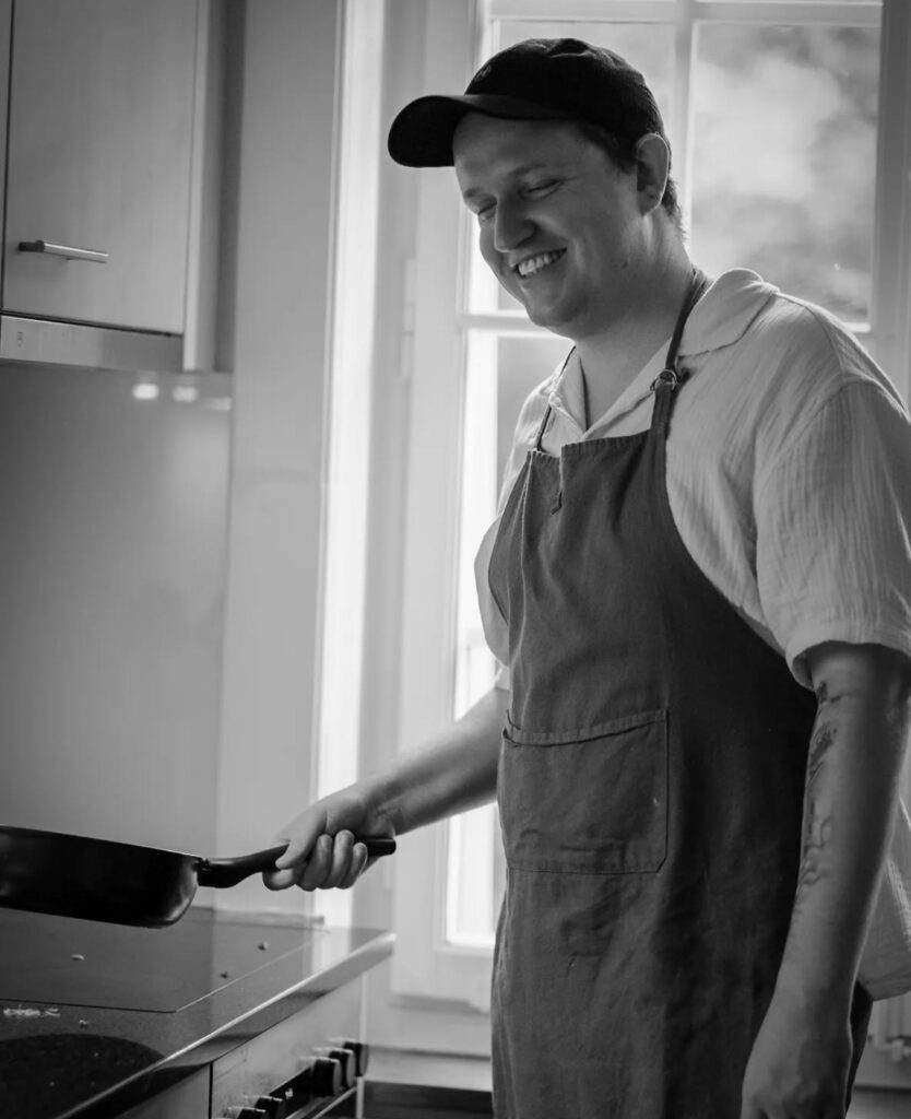 Zu sehen ist der Gründer des Bündnerlädalis Carlo Deragisch.