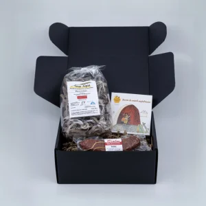 Geschenkbox mit Bündner Klassikern wie Salsiz, Engadiner Nusstorte und Pizzoccheri.