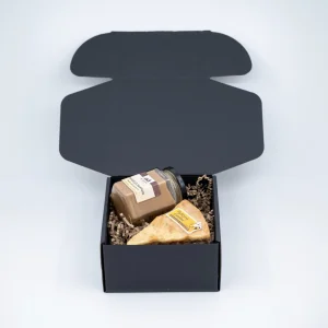 Süsse Geschenkbox mit Nusstorte und Haselnussaufstrich.